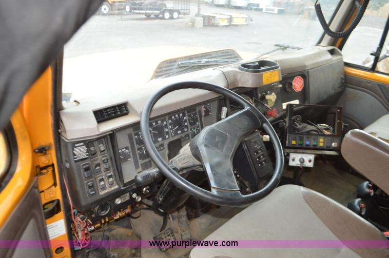 image for item L4536 2002 International F2554 dump truck