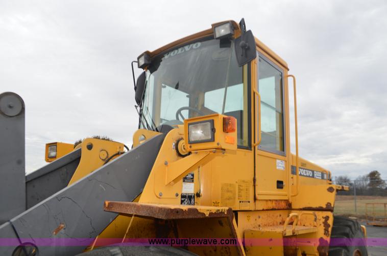 image for item L4538 2002 Volvo L90D wheel loader
