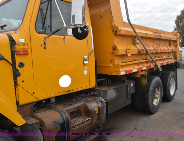 image for item L4540 2002 International F2554 dump truck