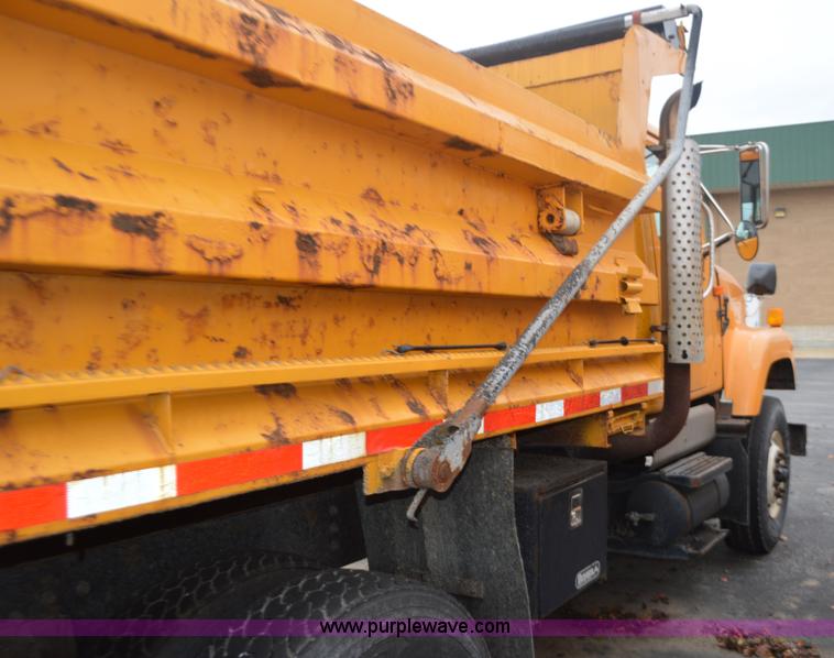 image for item L4540 2002 International F2554 dump truck