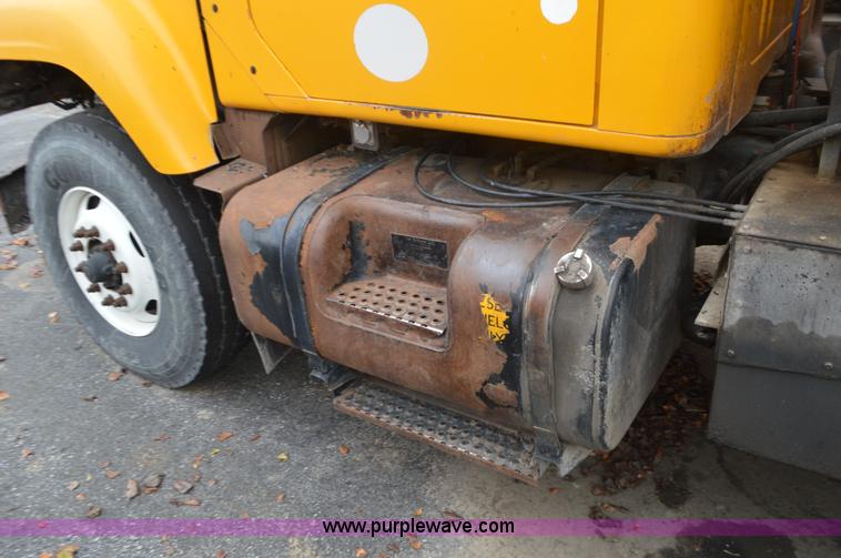 image for item L4540 2002 International F2554 dump truck