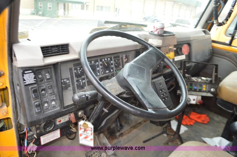 image for item L4540 2002 International F2554 dump truck