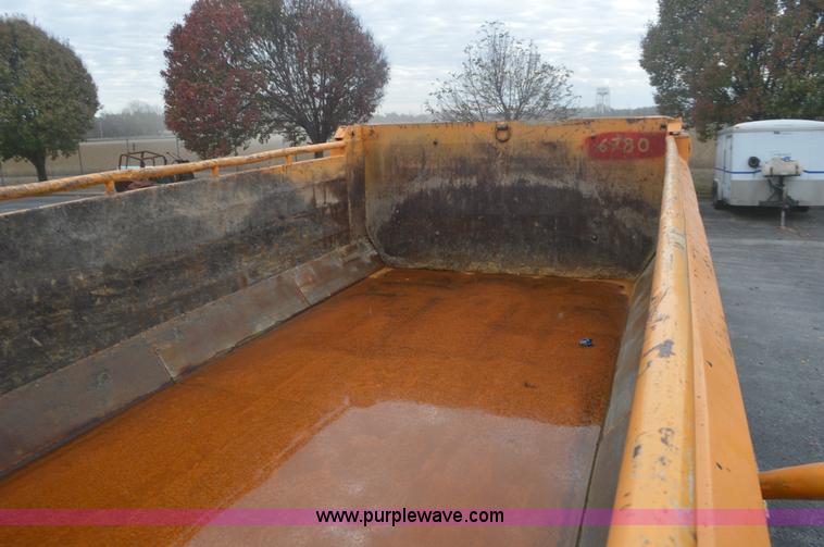 image for item L4541 2002 International F2554 dump truck