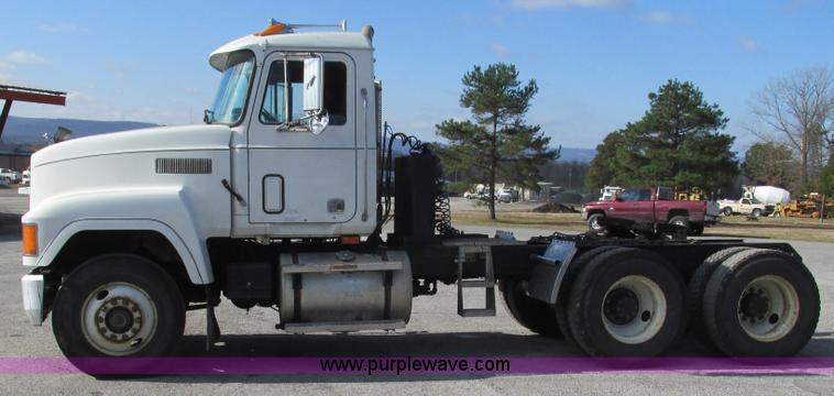 image for item L5345 1993 Mack CH613 semi truck