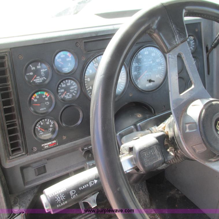 image for item L5345 1993 Mack CH613 semi truck