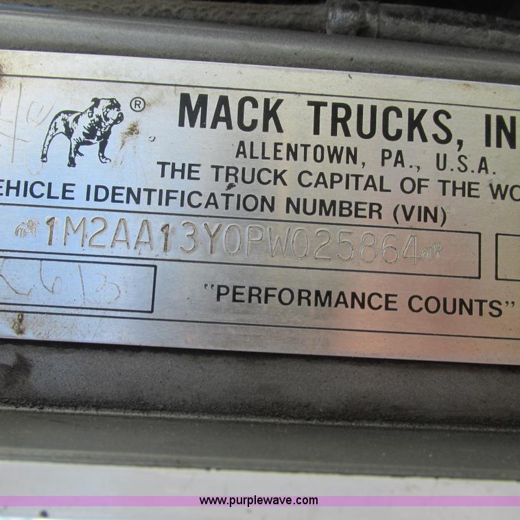 image for item L5345 1993 Mack CH613 semi truck