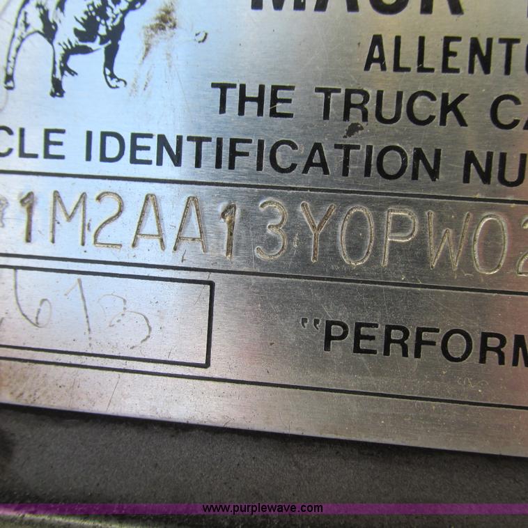 image for item L5345 1993 Mack CH613 semi truck