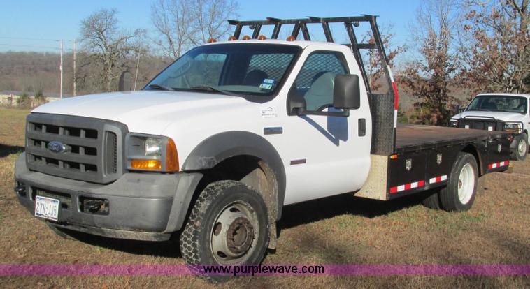 image for item L5346 2005 Ford F450 Super Duty flatbed pickup truck