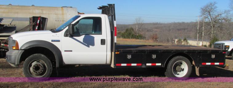 image for item L5346 2005 Ford F450 Super Duty flatbed pickup truck