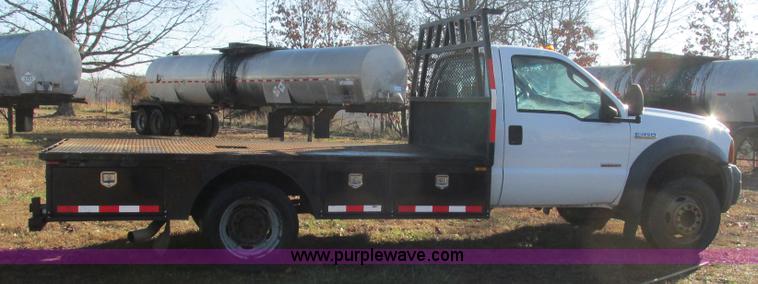 image for item L5346 2005 Ford F450 Super Duty flatbed pickup truck