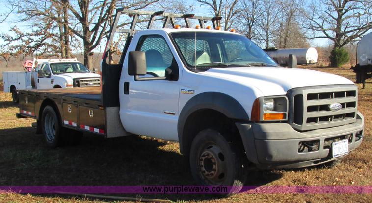 image for item L5346 2005 Ford F450 Super Duty flatbed pickup truck