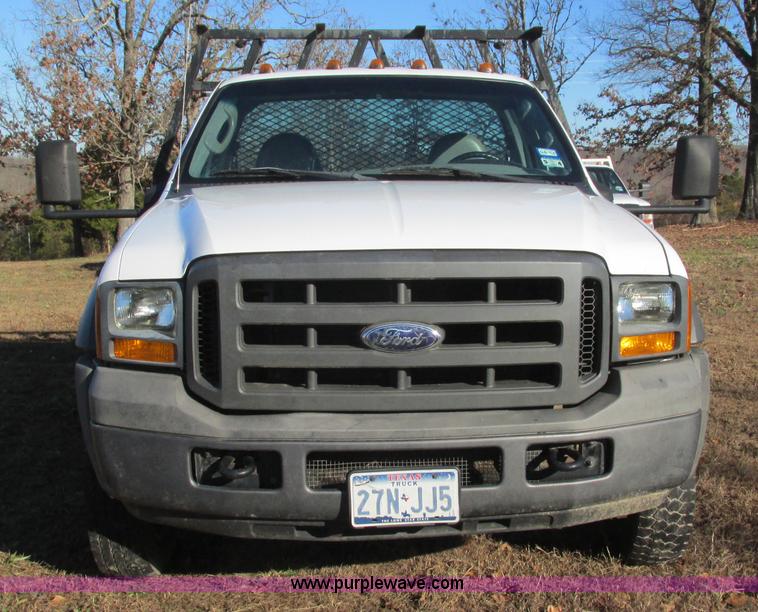 image for item L5346 2005 Ford F450 Super Duty flatbed pickup truck