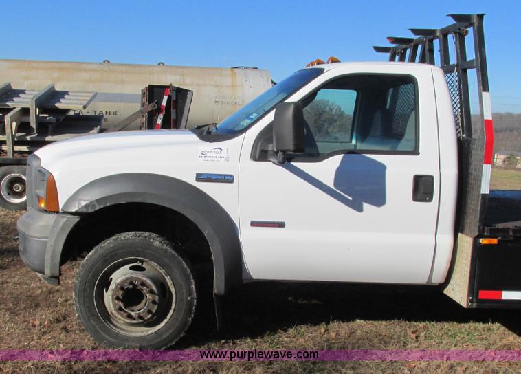 image for item L5346 2005 Ford F450 Super Duty flatbed pickup truck