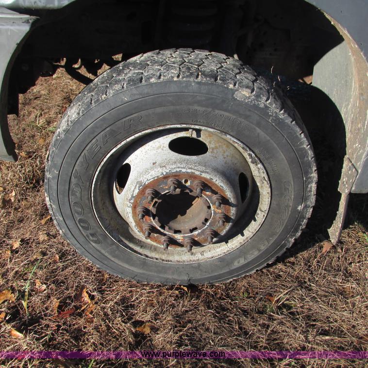 image for item L5346 2005 Ford F450 Super Duty flatbed pickup truck