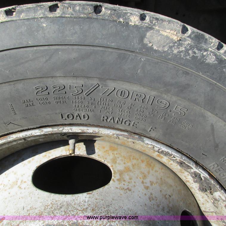 image for item L5346 2005 Ford F450 Super Duty flatbed pickup truck