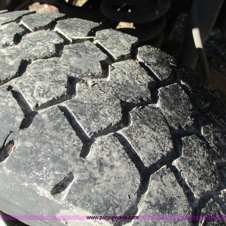 image for item L5346 2005 Ford F450 Super Duty flatbed pickup truck