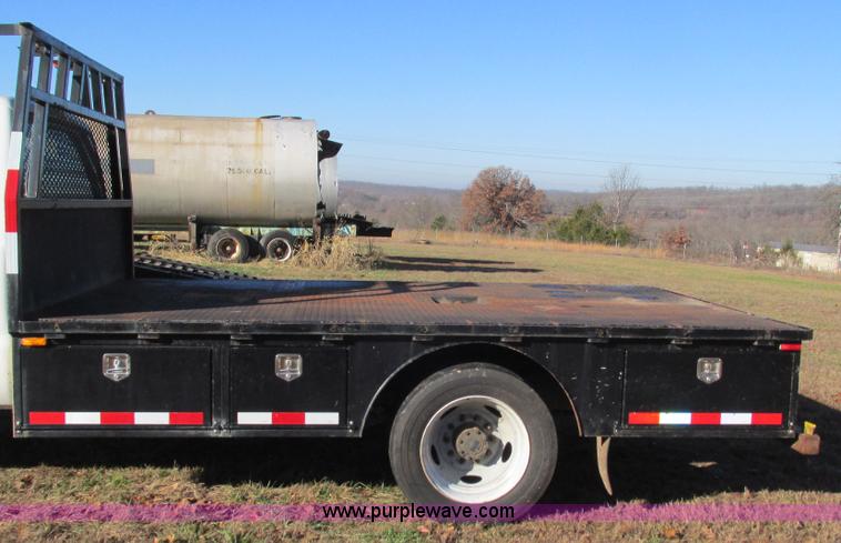 image for item L5346 2005 Ford F450 Super Duty flatbed pickup truck
