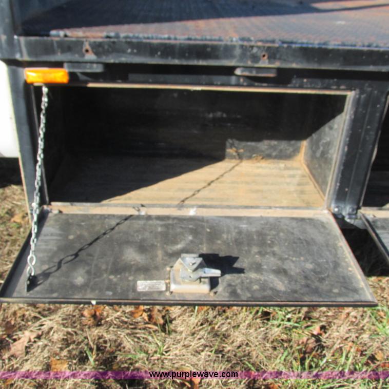 image for item L5346 2005 Ford F450 Super Duty flatbed pickup truck