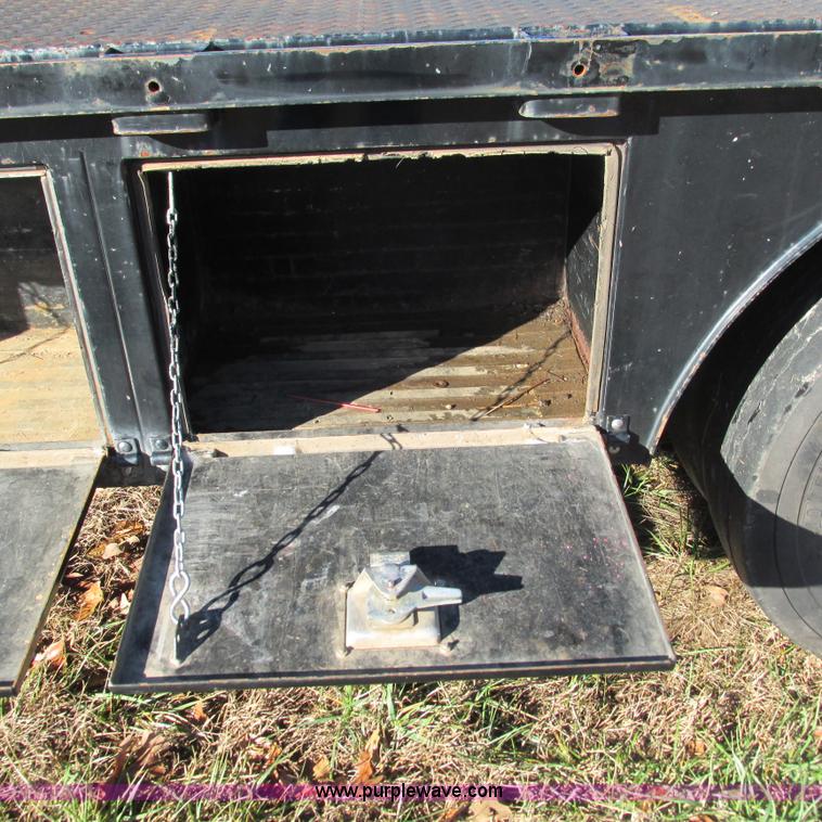 image for item L5346 2005 Ford F450 Super Duty flatbed pickup truck