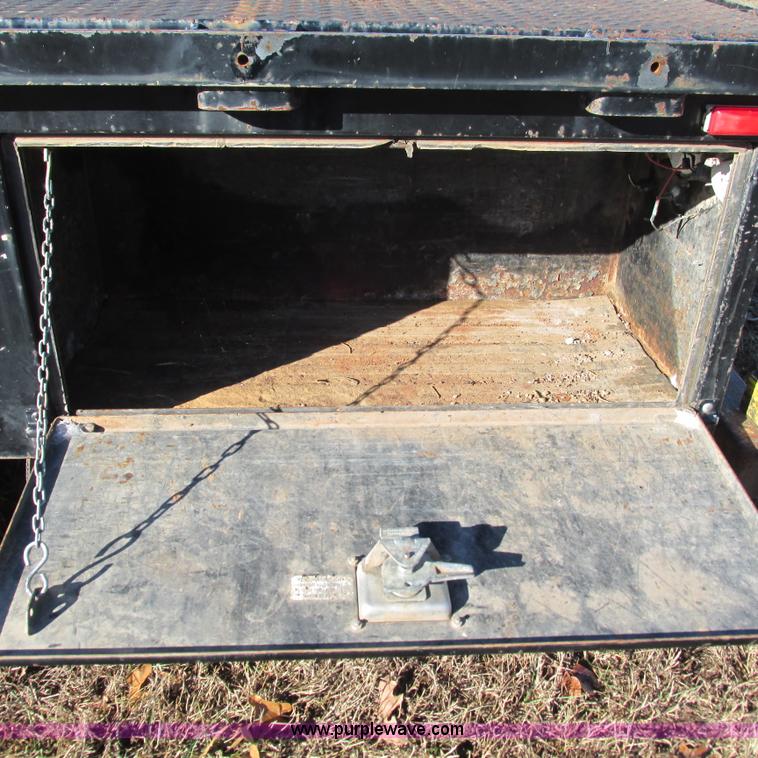 image for item L5346 2005 Ford F450 Super Duty flatbed pickup truck