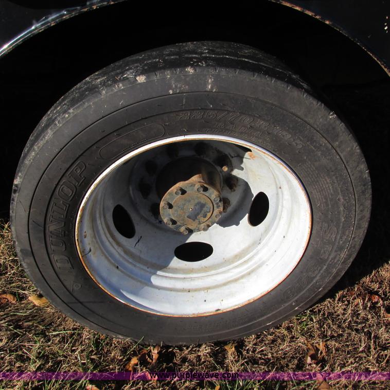 image for item L5346 2005 Ford F450 Super Duty flatbed pickup truck