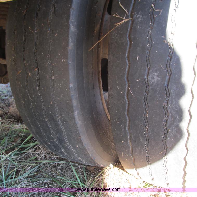 image for item L5346 2005 Ford F450 Super Duty flatbed pickup truck