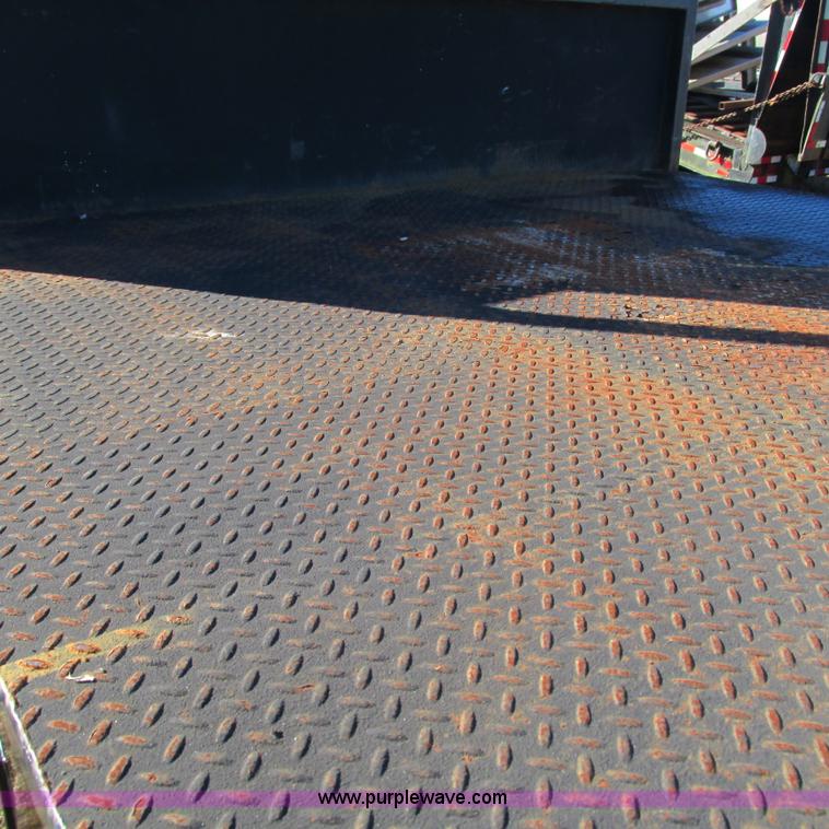 image for item L5346 2005 Ford F450 Super Duty flatbed pickup truck