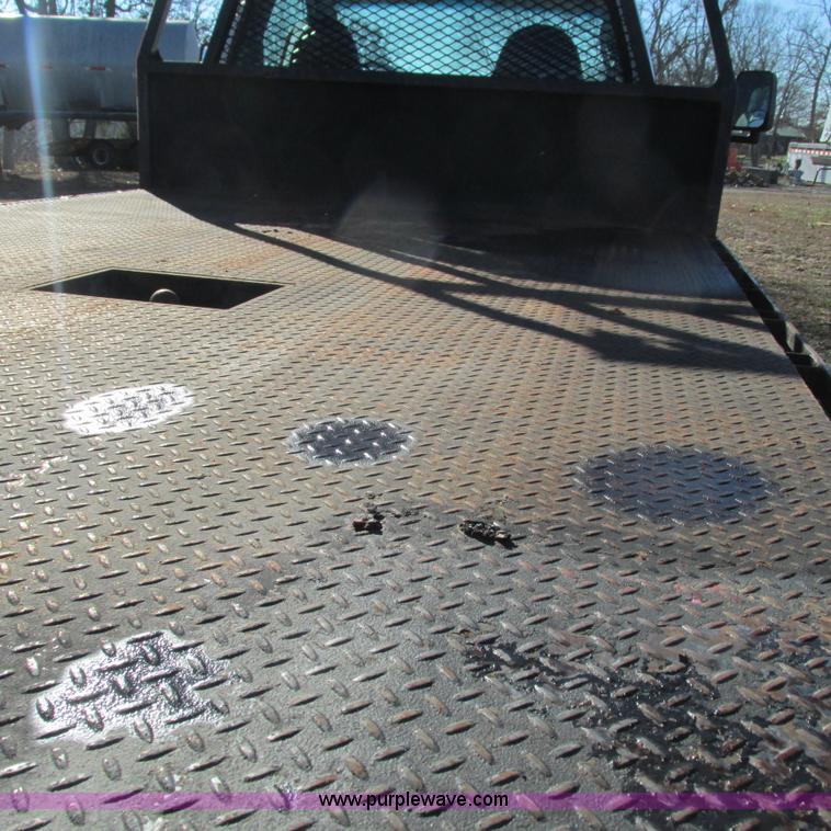 image for item L5346 2005 Ford F450 Super Duty flatbed pickup truck