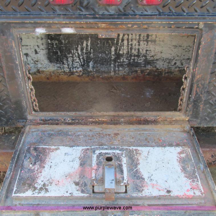 image for item L5346 2005 Ford F450 Super Duty flatbed pickup truck