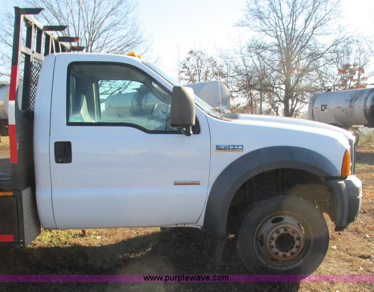 image for item L5346 2005 Ford F450 Super Duty flatbed pickup truck