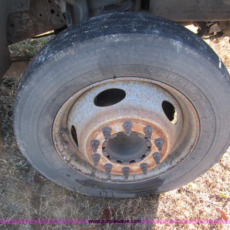 image for item L5346 2005 Ford F450 Super Duty flatbed pickup truck