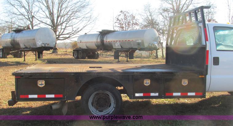 image for item L5346 2005 Ford F450 Super Duty flatbed pickup truck