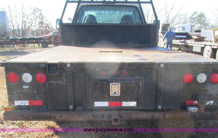 image for item L5346 2005 Ford F450 Super Duty flatbed pickup truck