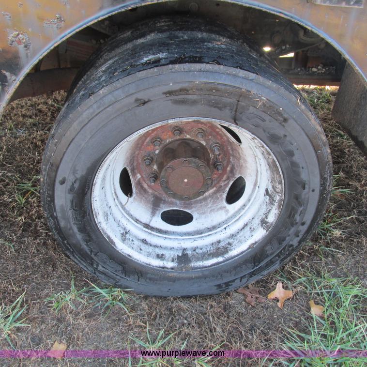 image for item L5346 2005 Ford F450 Super Duty flatbed pickup truck