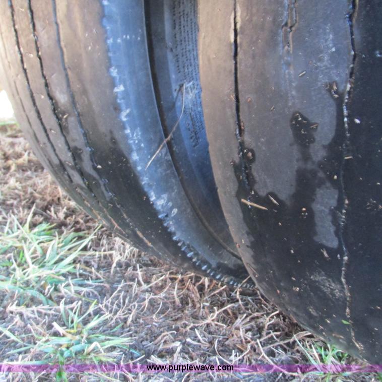 image for item L5346 2005 Ford F450 Super Duty flatbed pickup truck