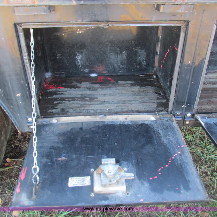 image for item L5346 2005 Ford F450 Super Duty flatbed pickup truck