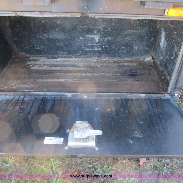 image for item L5346 2005 Ford F450 Super Duty flatbed pickup truck