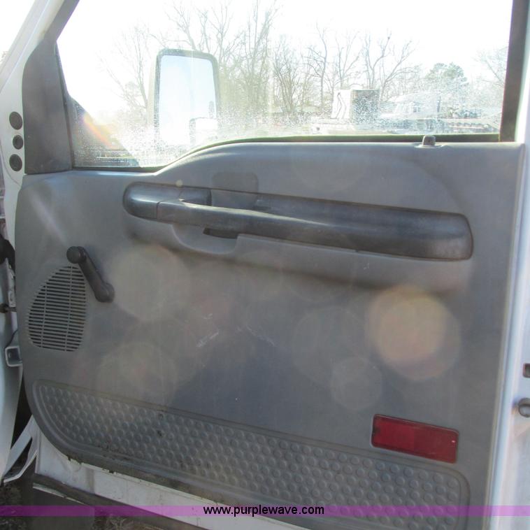 image for item L5346 2005 Ford F450 Super Duty flatbed pickup truck