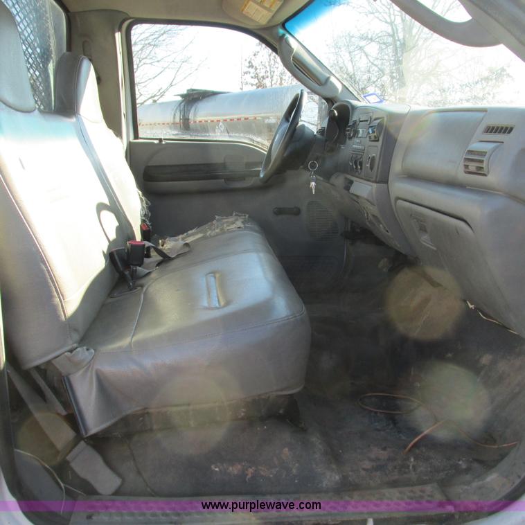 image for item L5346 2005 Ford F450 Super Duty flatbed pickup truck