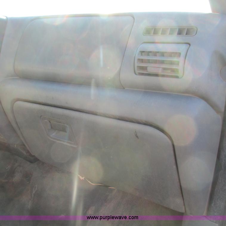 image for item L5346 2005 Ford F450 Super Duty flatbed pickup truck