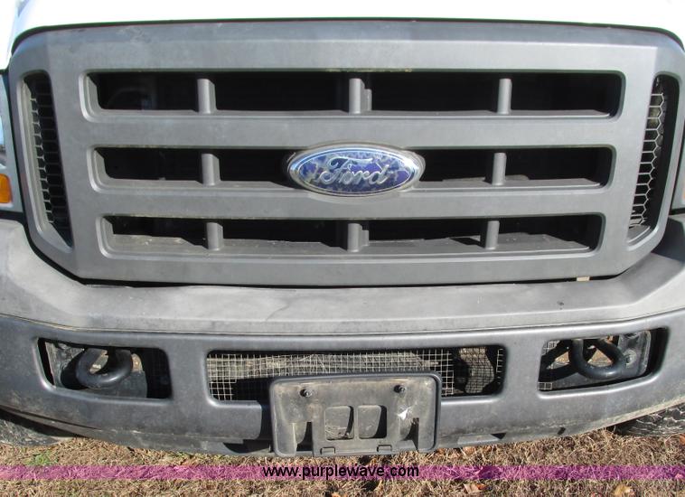 image for item L5346 2005 Ford F450 Super Duty flatbed pickup truck