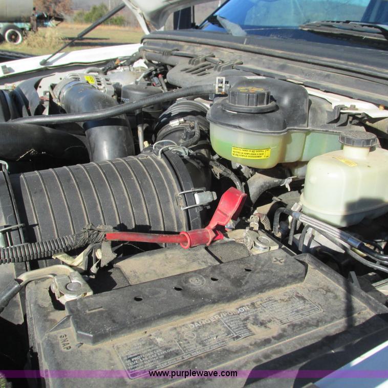 image for item L5346 2005 Ford F450 Super Duty flatbed pickup truck