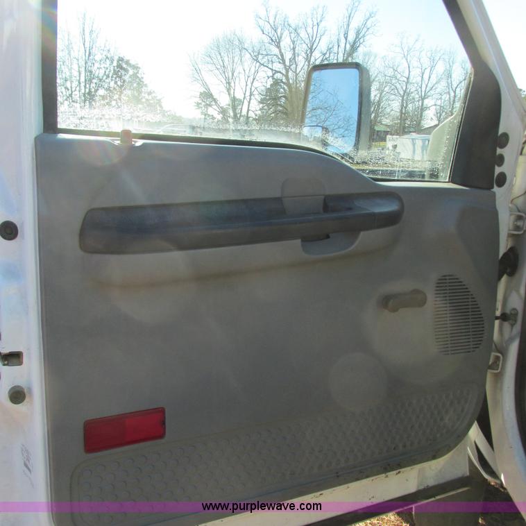 image for item L5346 2005 Ford F450 Super Duty flatbed pickup truck