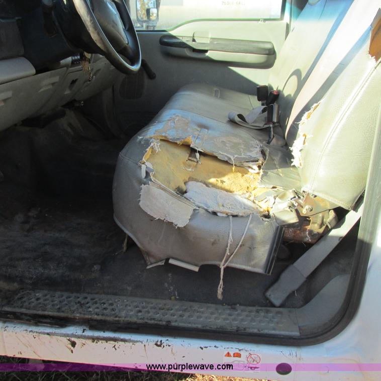 image for item L5346 2005 Ford F450 Super Duty flatbed pickup truck