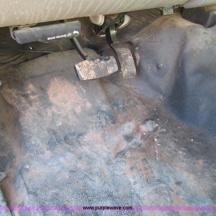 image for item L5346 2005 Ford F450 Super Duty flatbed pickup truck