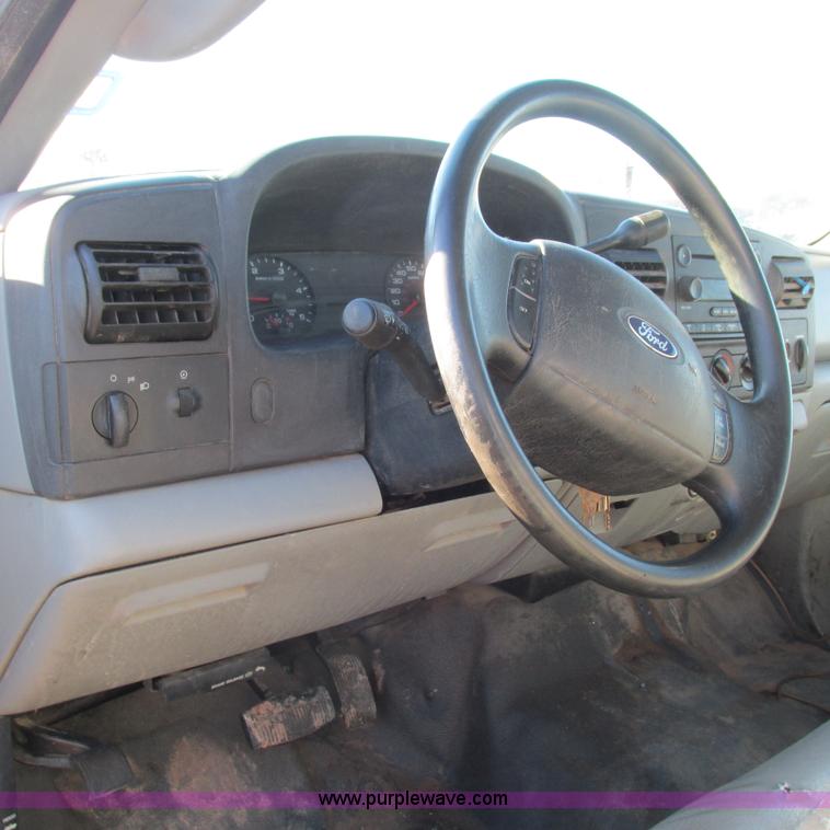 image for item L5346 2005 Ford F450 Super Duty flatbed pickup truck