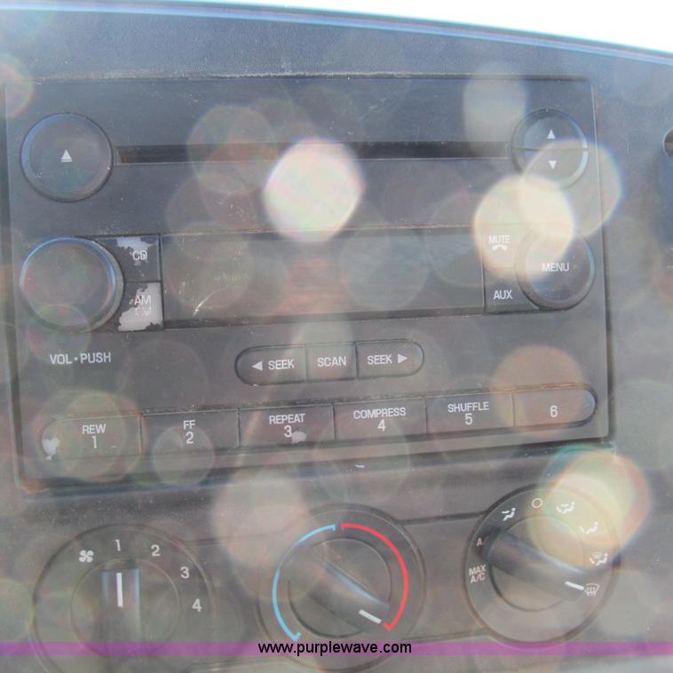 image for item L5346 2005 Ford F450 Super Duty flatbed pickup truck