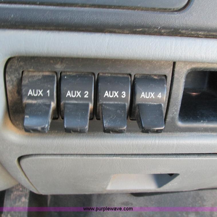 image for item L5346 2005 Ford F450 Super Duty flatbed pickup truck