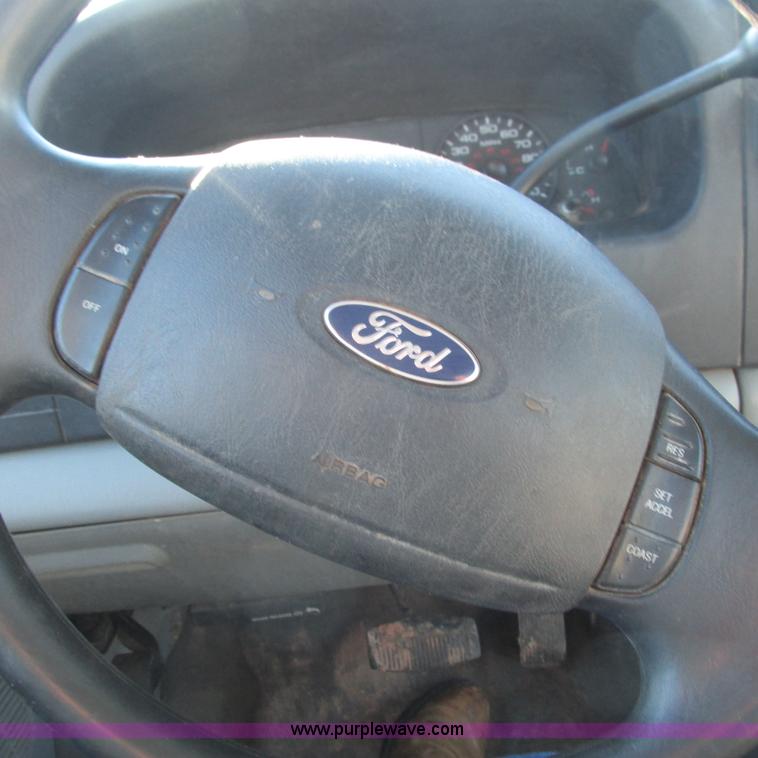 image for item L5346 2005 Ford F450 Super Duty flatbed pickup truck