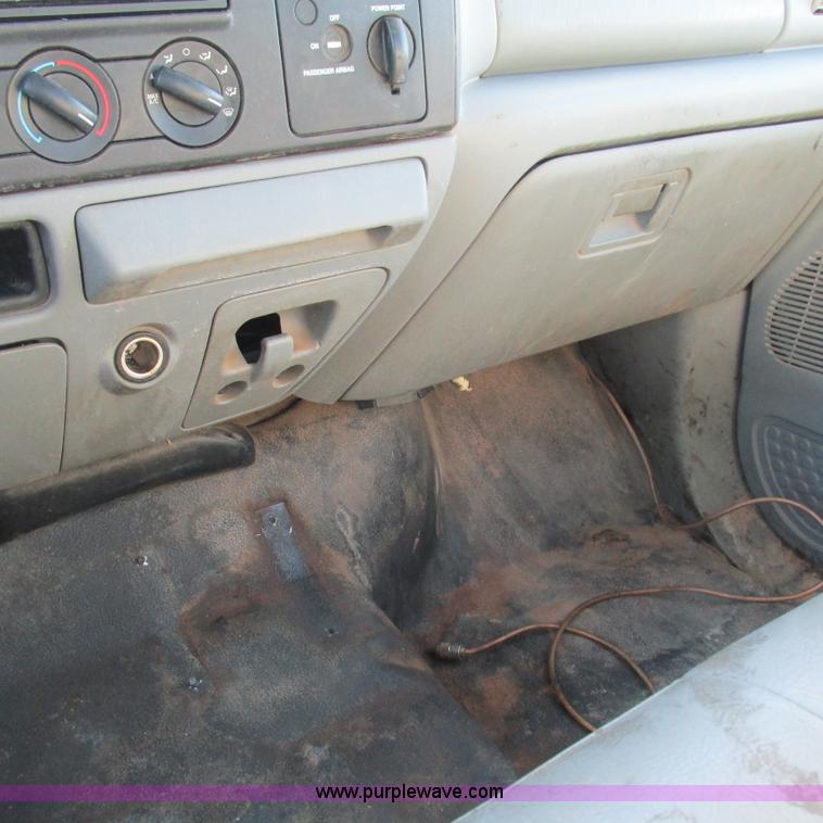 image for item L5346 2005 Ford F450 Super Duty flatbed pickup truck